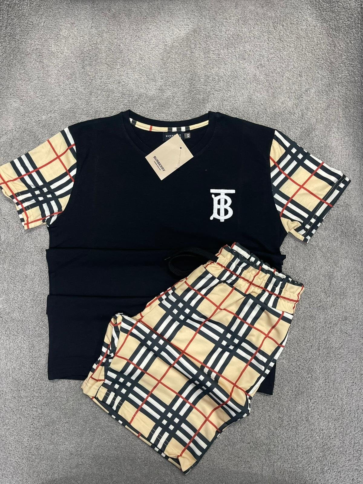 Conjunto Burberry TB camiseta y pantalón corto — Negro y beige