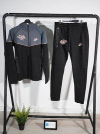 Chándal Nike x Syna World Tech — Gris y negro