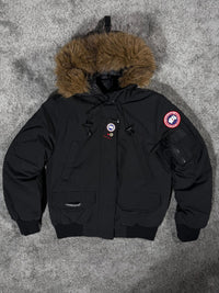 Parka bomber Canada Goose con capucha de pelo — Negro