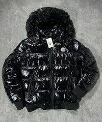 Plumífero brillante Moncler con capucha de pelo — Negro