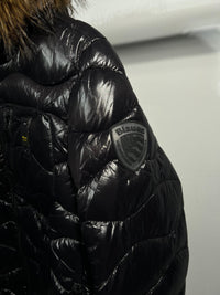 Chaqueta acolchada Blauer con capucha de pelo — Negro