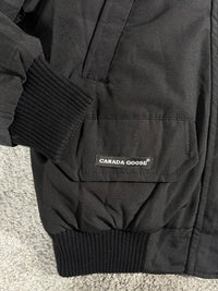 Parka bomber Canada Goose con capucha de pelo — Negro