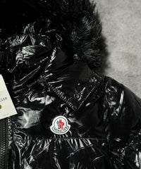 Plumífero brillante Moncler con capucha de pelo — Negro