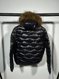 Chaqueta acolchada Blauer con capucha de pelo — Negro