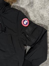 Parka bomber Canada Goose con capucha de pelo — Negro