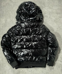 Plumífero brillante Moncler con capucha de pelo — Negro