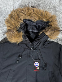 Parka bomber Canada Goose con capucha de pelo — Negro