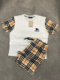 Conjunto Burberry camiseta y pantalón corto — Crudo y beige
