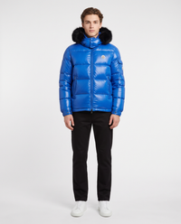 Plumífero brillante Moncler con capucha de pelo — Azul eléctrico