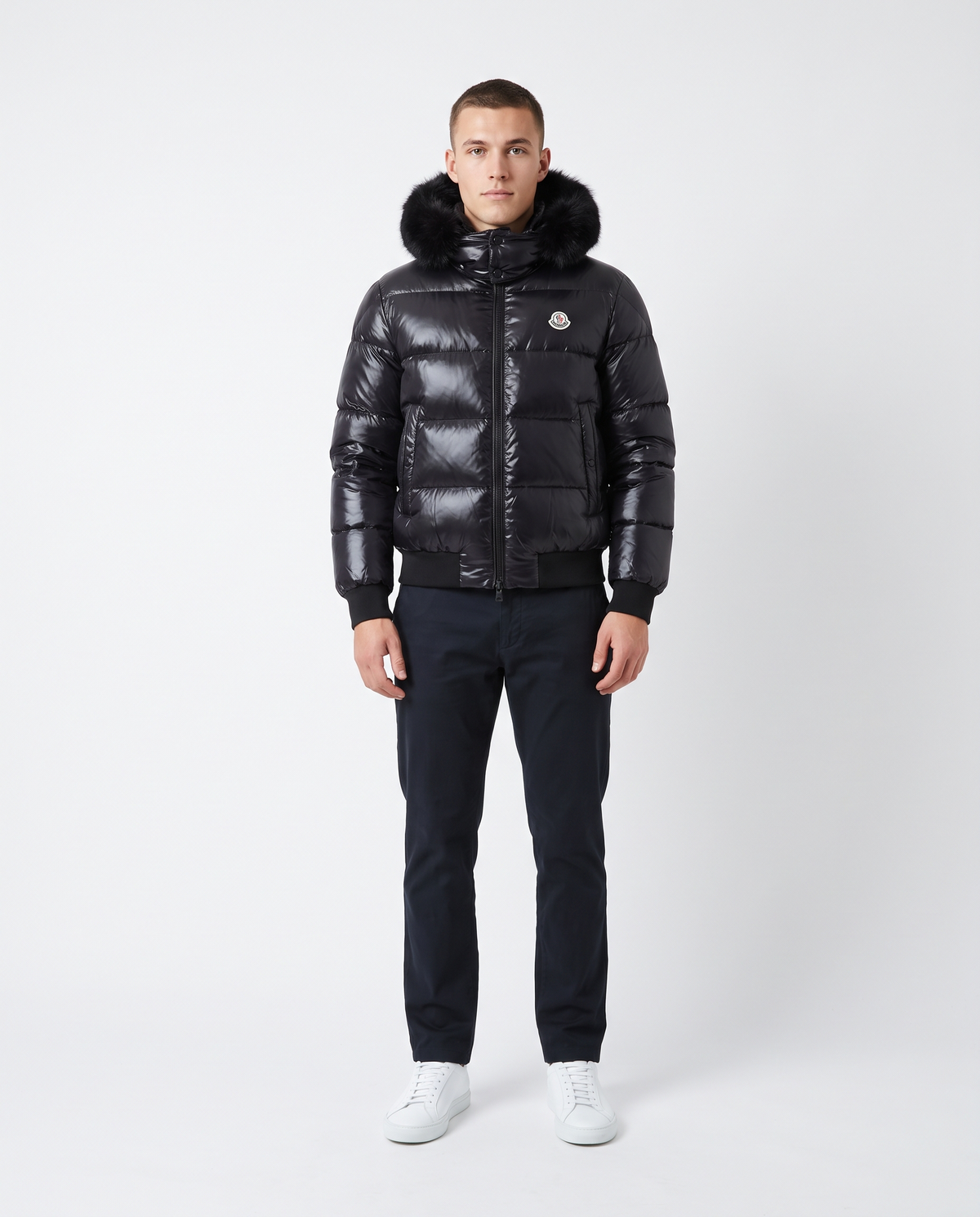 Plumífero brillante Moncler con capucha de pelo — Negro