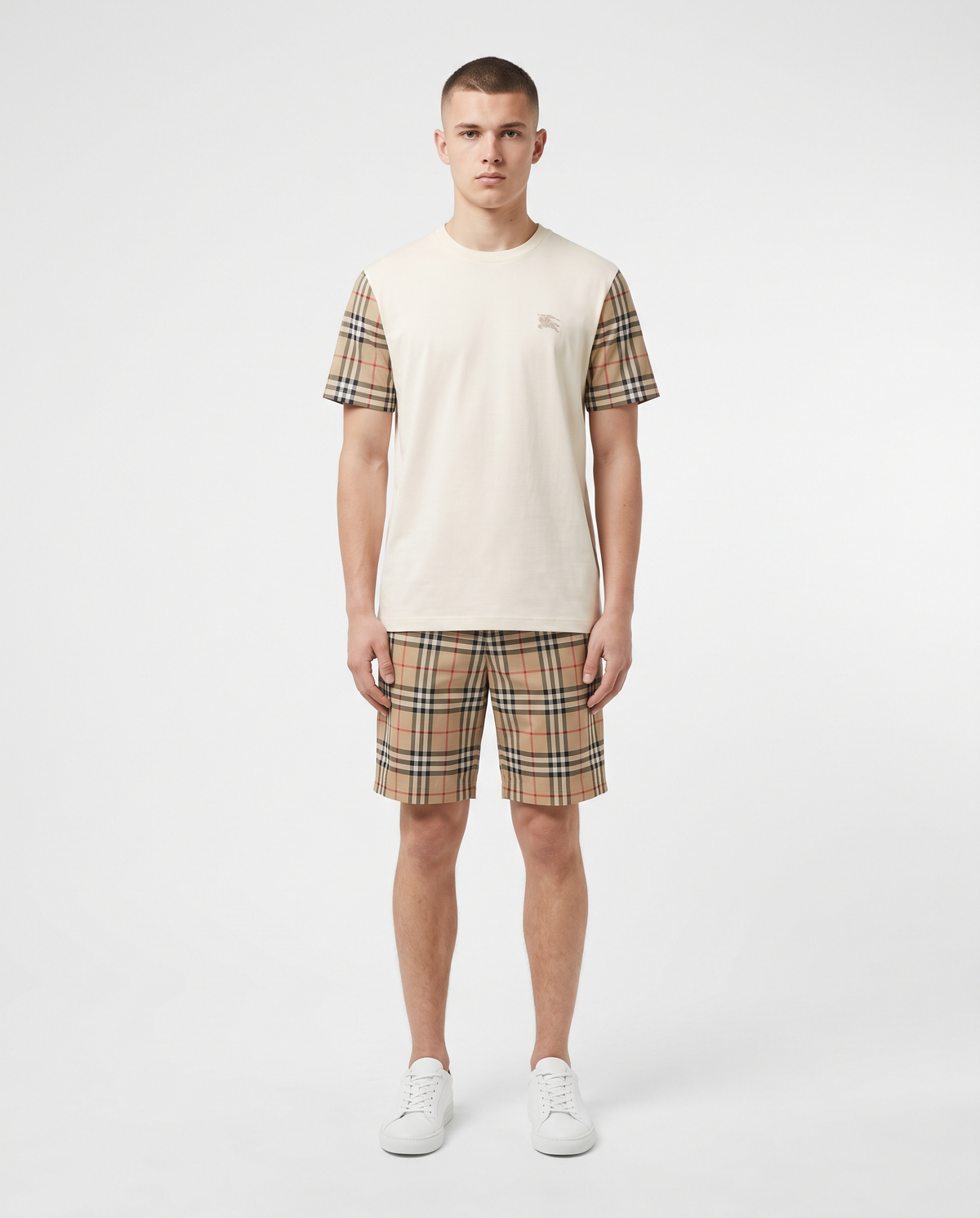 Conjunto Burberry camiseta y pantalón corto — Crudo y beige