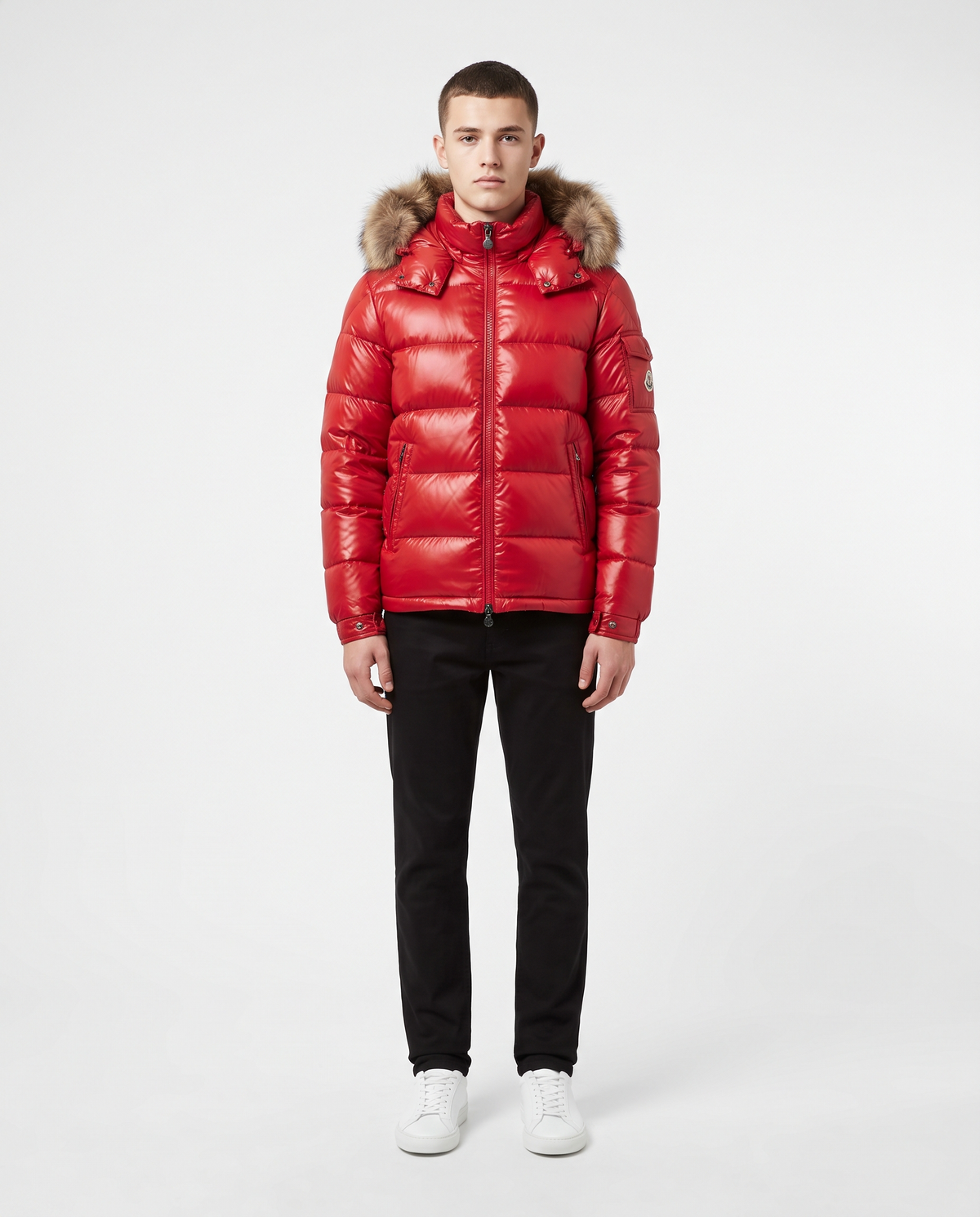 Plumífero brillante Moncler con capucha de pelo — Rojo