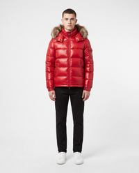 Plumífero brillante Moncler con capucha de pelo — Rojo