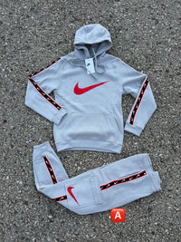 Chándal de algodón con capucha Nike — Gris y rojo