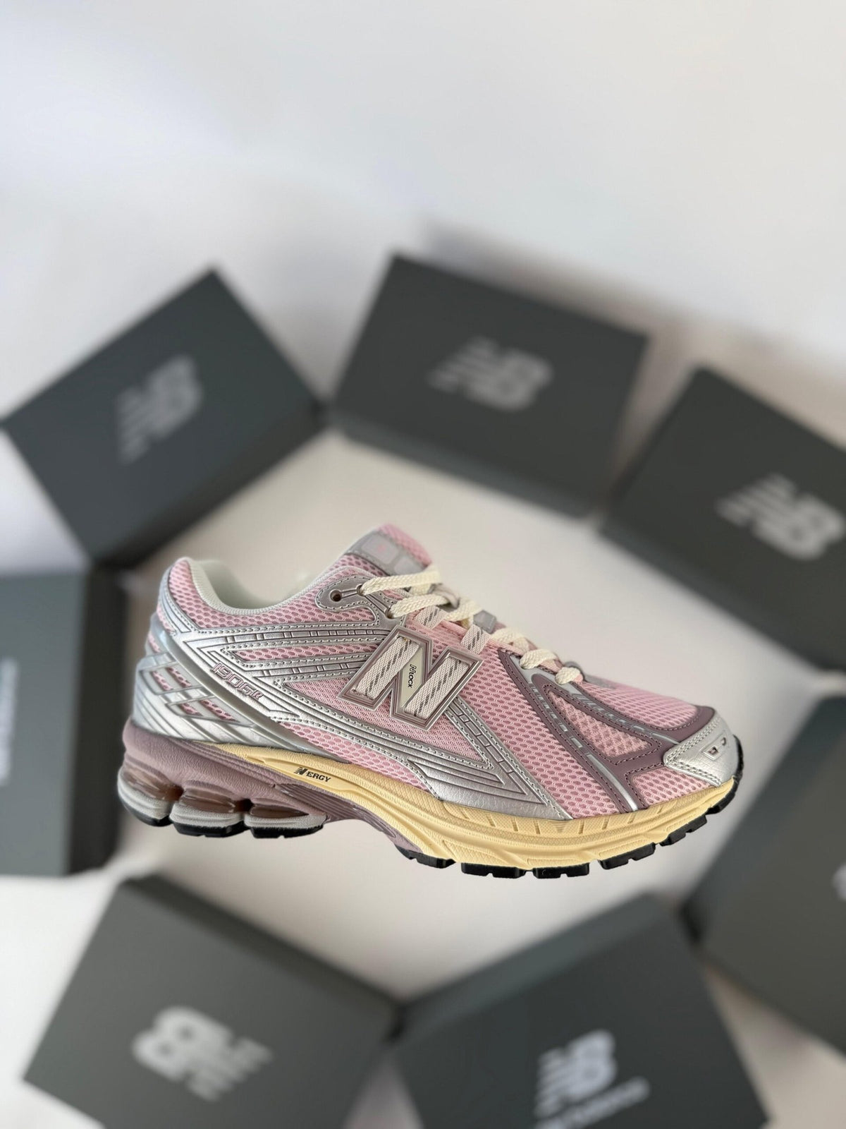 Zapatillas New Balance 1906R — Rosa y dorado