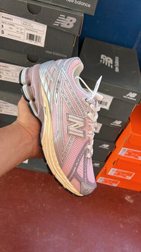 Zapatillas New Balance 1906R — Rosa y plata