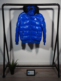 Plumífero brillante Moncler con capucha de pelo — Azul eléctrico