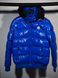 Plumífero brillante Moncler con capucha de pelo — Azul eléctrico