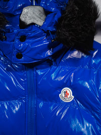 Plumífero brillante Moncler con capucha de pelo — Azul eléctrico