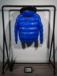 Plumífero brillante Moncler con capucha de pelo — Azul eléctrico