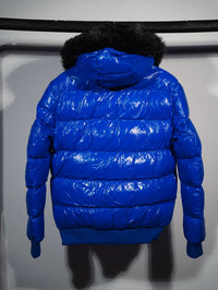 Plumífero brillante Moncler con capucha de pelo — Azul eléctrico