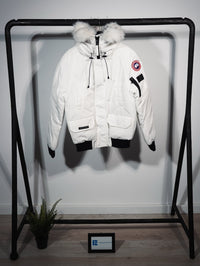 Parka bomber Canada Goose con capucha de pelo — Blanco