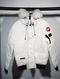 Parka bomber Canada Goose con capucha de pelo — Blanco