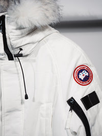 Parka bomber Canada Goose con capucha de pelo — Blanco
