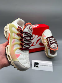 Zapatillas Nike Air Max Plus — Crema y coral