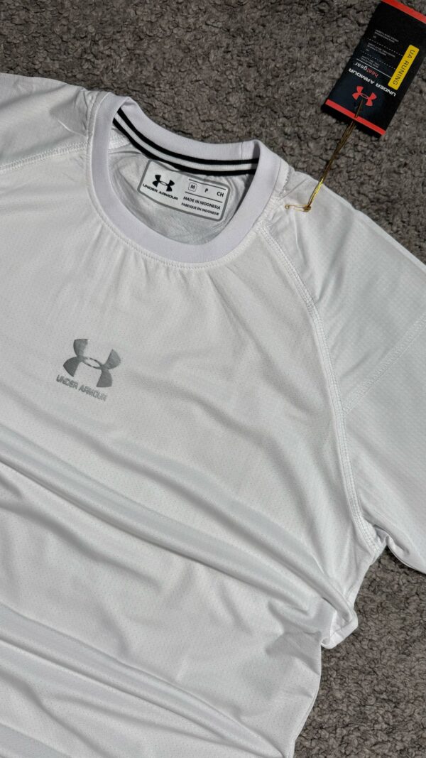 CONJUNTO CORTO UNDER ARMOUR – ESTILO Y RENDIMIENTO EN BLANCO & NEGRO - Imagen 3