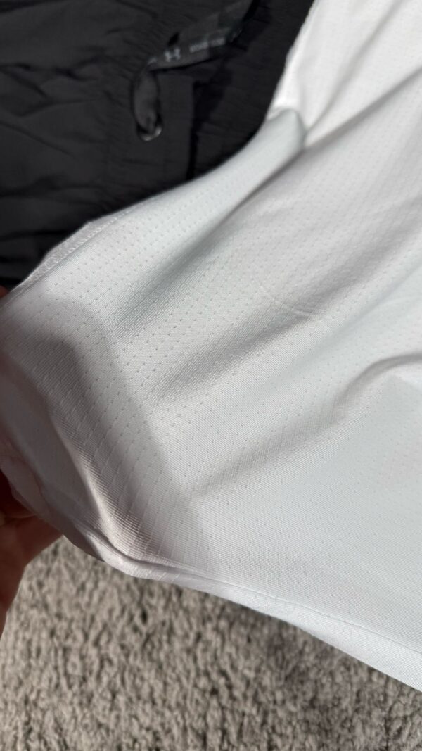 CONJUNTO CORTO UNDER ARMOUR – ESTILO Y RENDIMIENTO EN BLANCO & NEGRO - Imagen 4